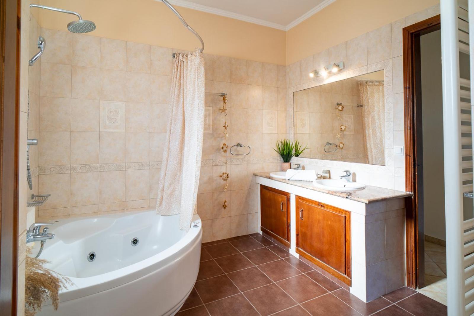 Villa Kondarini - Stunning Sea Views, 290m From The Beach, By Zantewize *